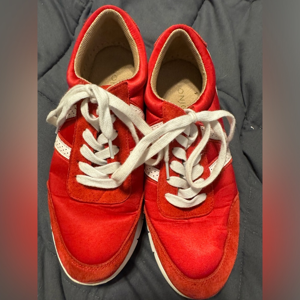 Comfy, stylish, and cute! These sneakers can’t be missed! Vionics women’s size 7